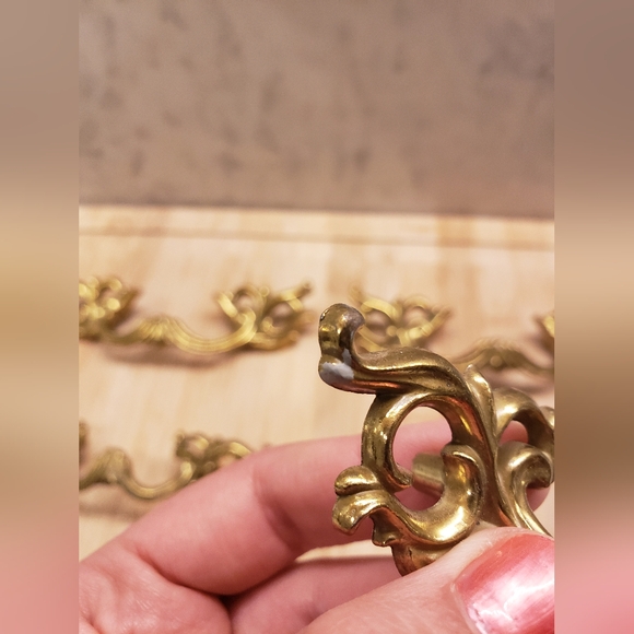 Set of 5 Vintage French Provincial Style Drawer Pulls Brass Tone - Picture 4 of 11